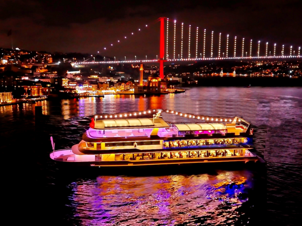 Bosphorus Dinner Cruise: Turkish Night Show with Limited Alcohol